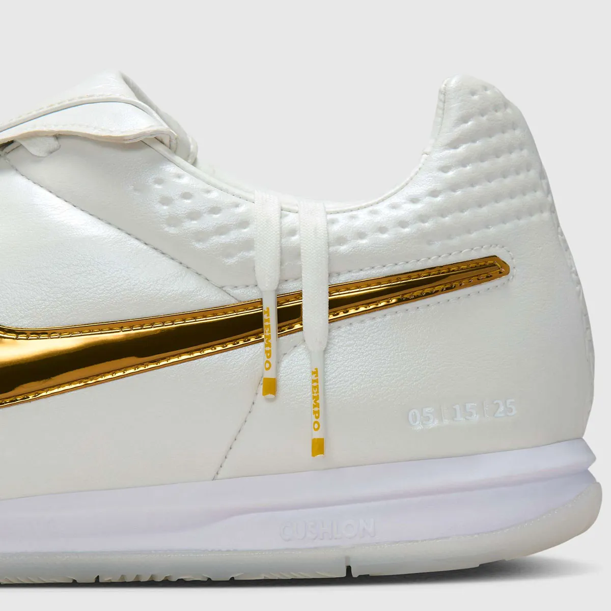 Ronaldinho x Nike Tiempo Legend Touch of Gold 9 La Nike Tiempo Legend « Touch of Gold » de Ronaldinho est de retour en version sneaker urbaine