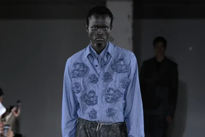 Printemps 2026 : TAAKK redéfinit les codes du vestiaire masculin, entre art et quotidien