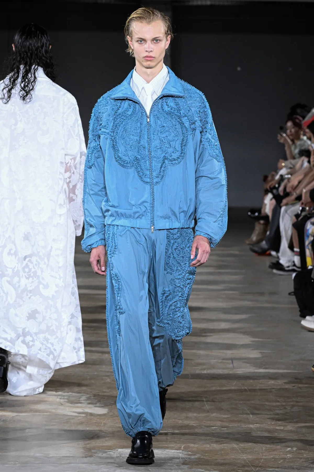 Printemps 2026 : TAAKK redéfinit les codes du vestiaire masculin, entre art et quotidien