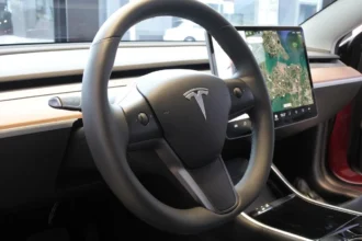Tesla mise tout sur les robotaxis pour sauver ses ventes en chute libre