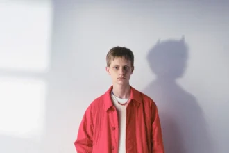 Printemps 2026 : UNDERCOVER transforme les peluches en garde-robe masculine