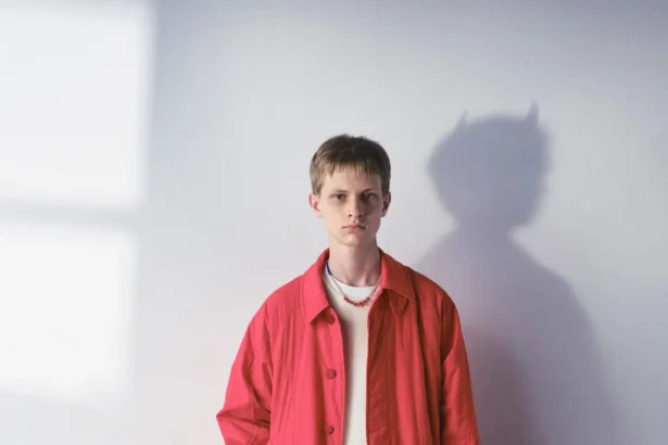 Printemps 2026 : UNDERCOVER transforme les peluches en garde-robe masculine