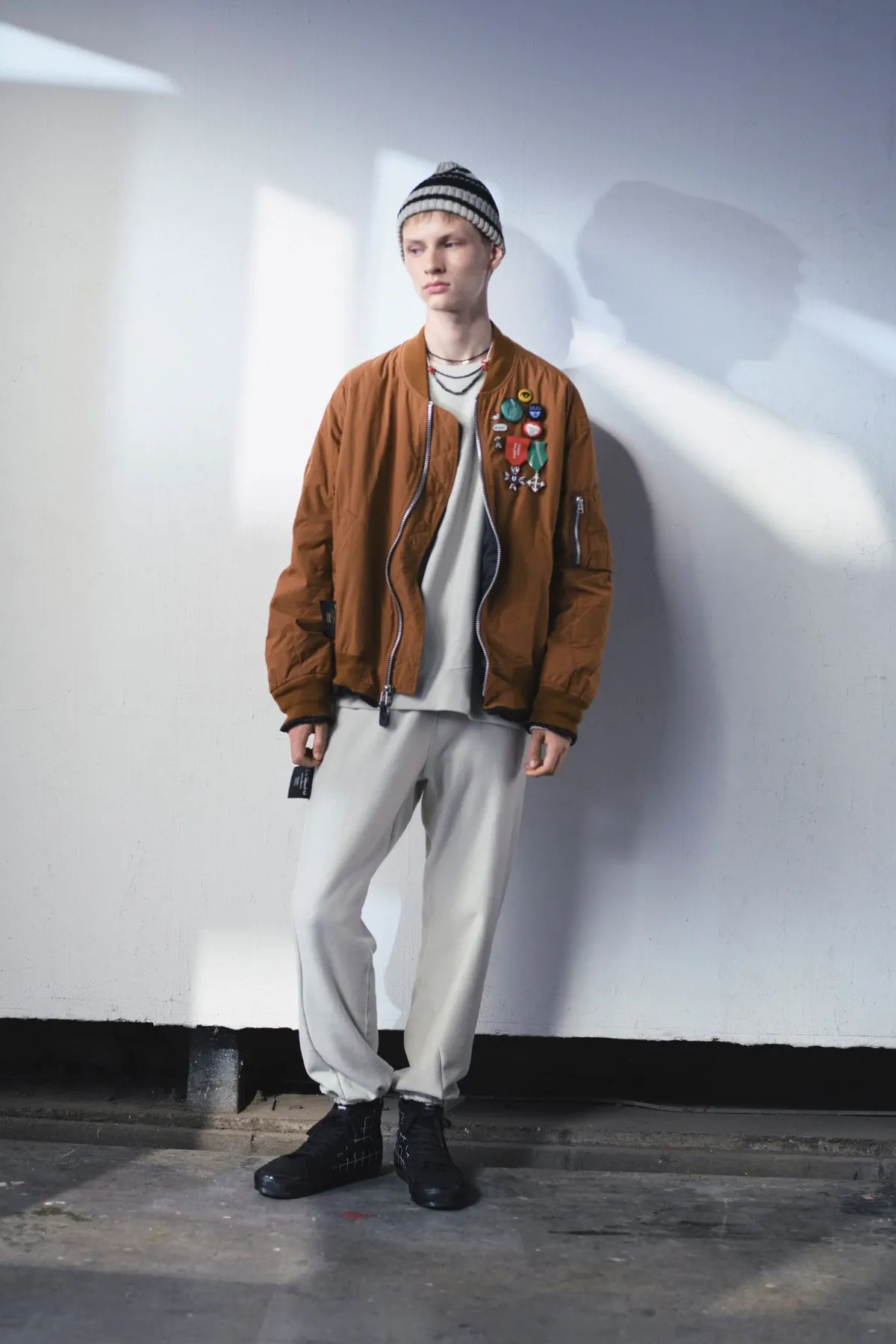 Undercover Spring Summer 2026 Paris Fashion Week 3 Printemps 2026 : UNDERCOVER transforme les peluches en garde-robe masculine