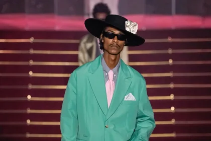 Pour le printemps 2026, Willy Chavarria transforme la couleur en acte de rébellion politique