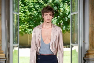 Printemps 2026 : WOOYOUNGMI réinvente la garde-robe masculine face aux canicules urbaines