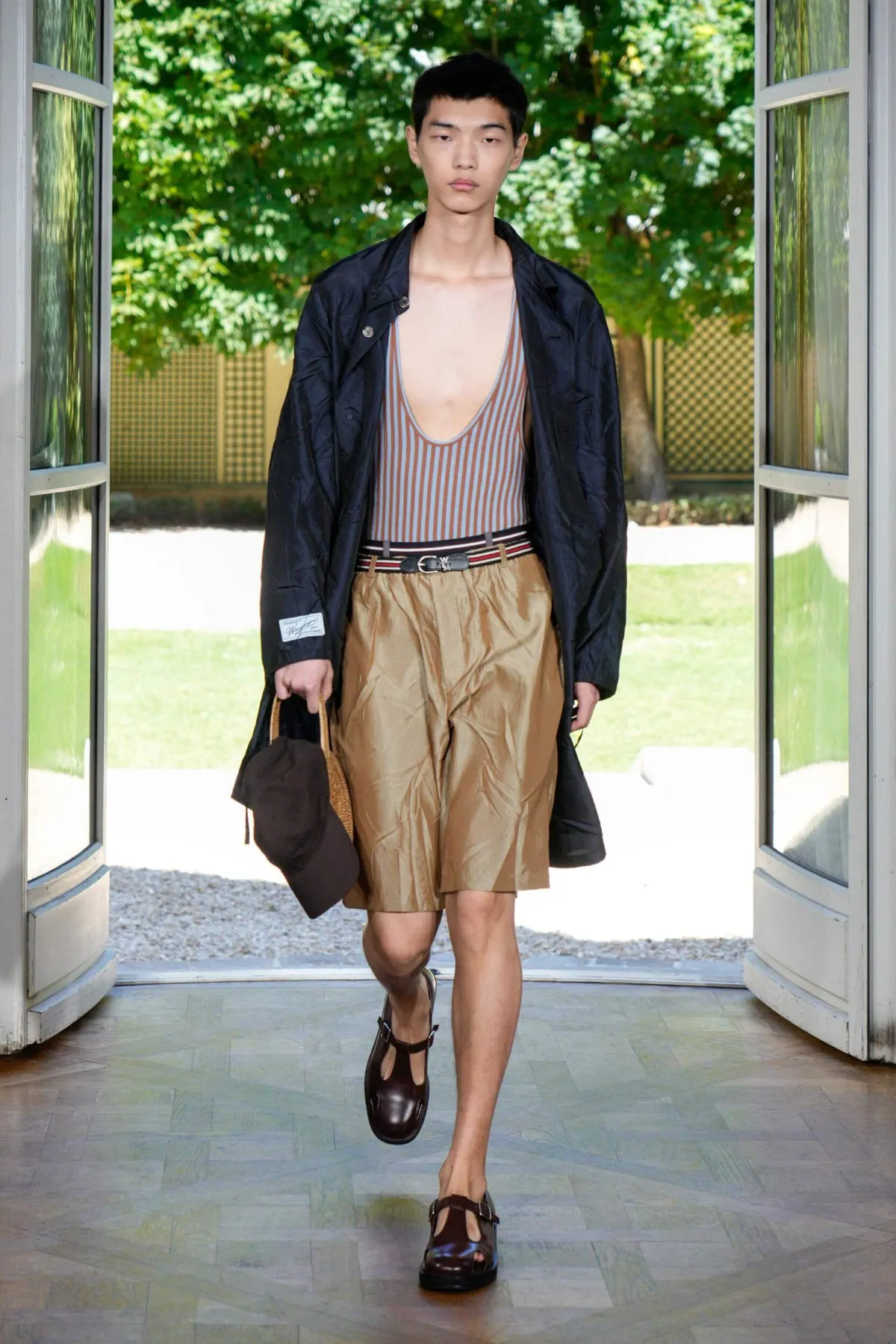 Printemps 2026 : WOOYOUNGMI réinvente la garde-robe masculine face aux canicules urbaines