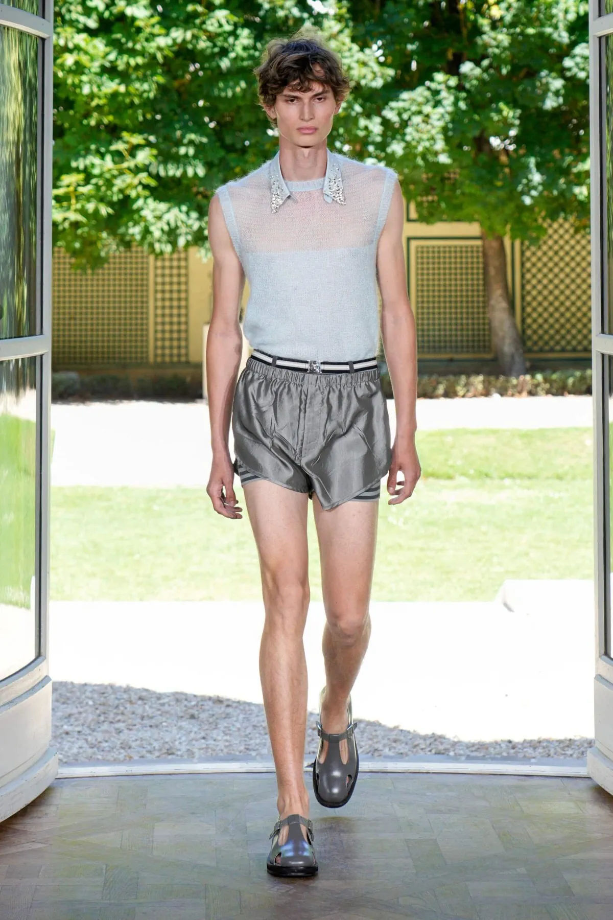 Printemps 2026 : WOOYOUNGMI réinvente la garde-robe masculine face aux canicules urbaines