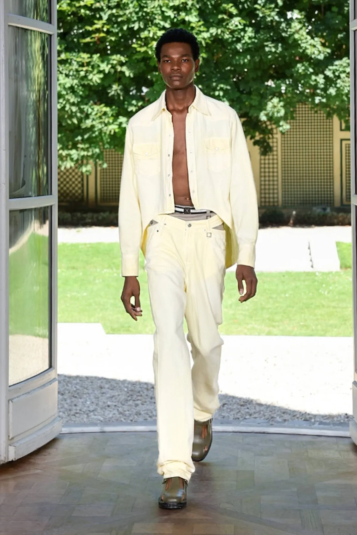 Printemps 2026 : WOOYOUNGMI réinvente la garde-robe masculine face aux canicules urbaines