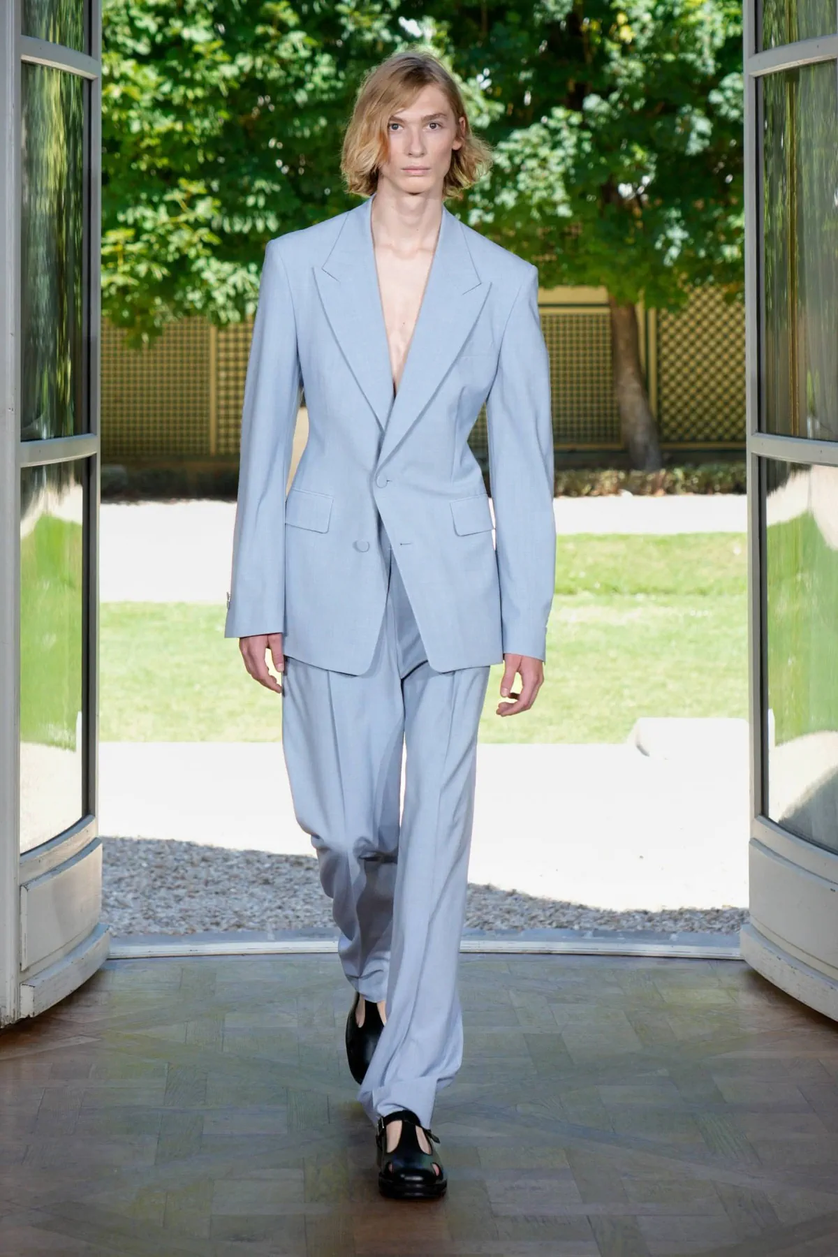 Printemps 2026 : WOOYOUNGMI réinvente la garde-robe masculine face aux canicules urbaines