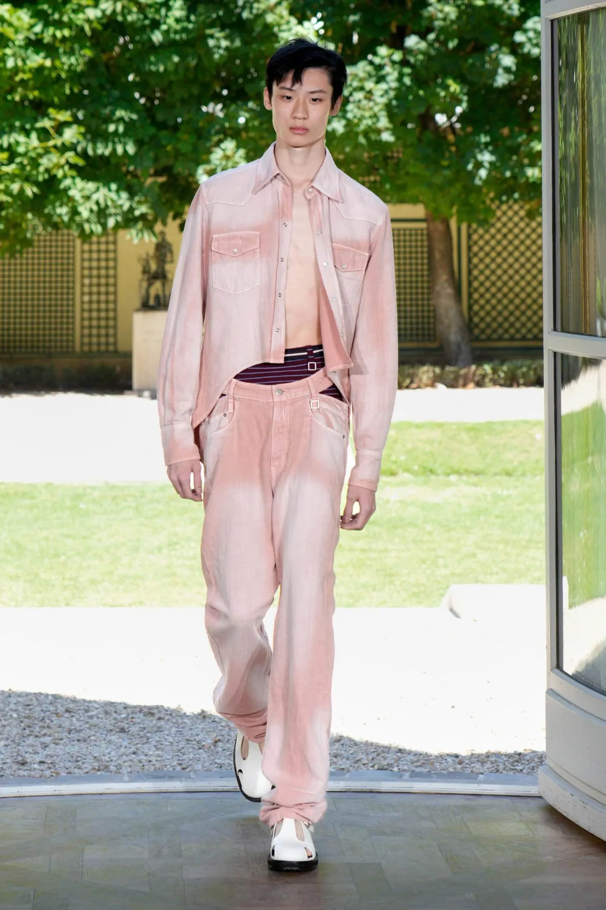 Printemps 2026 : WOOYOUNGMI réinvente la garde-robe masculine face aux canicules urbaines
