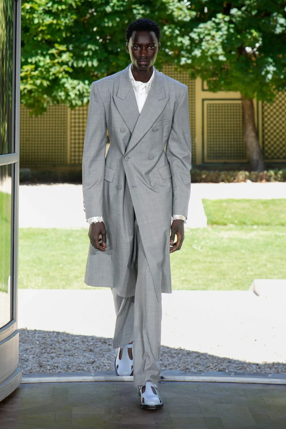 Printemps 2026 : WOOYOUNGMI réinvente la garde-robe masculine face aux canicules urbaines