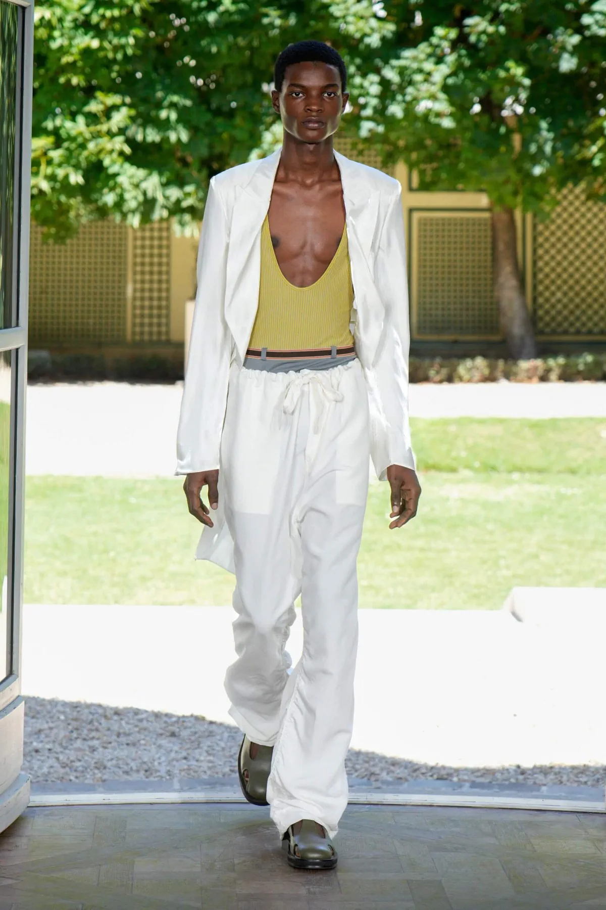 Wooyoungmi Spring Summer 2026 Paris Fashion Week 4 Printemps 2026 : WOOYOUNGMI réinvente la garde-robe masculine face aux canicules urbaines