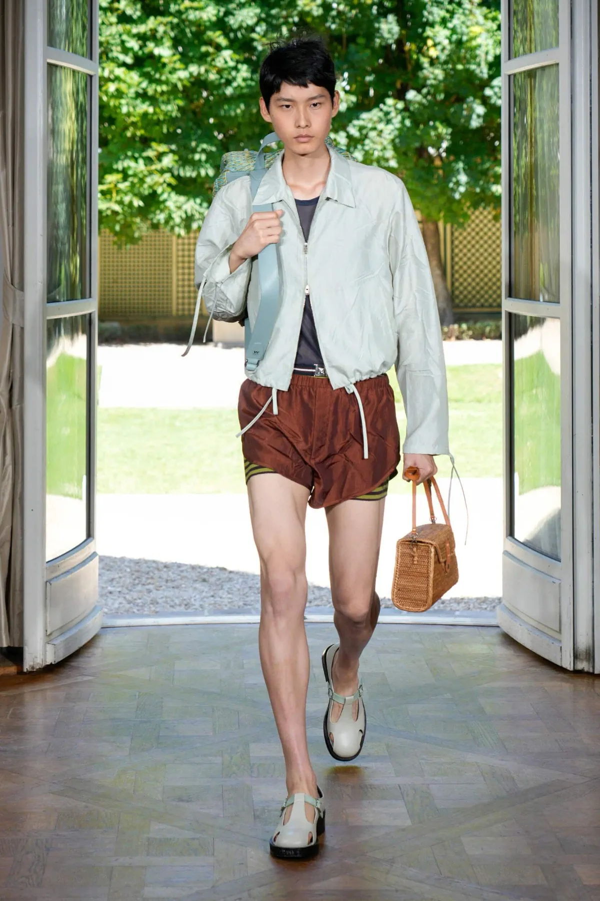 Printemps 2026 : WOOYOUNGMI réinvente la garde-robe masculine face aux canicules urbaines