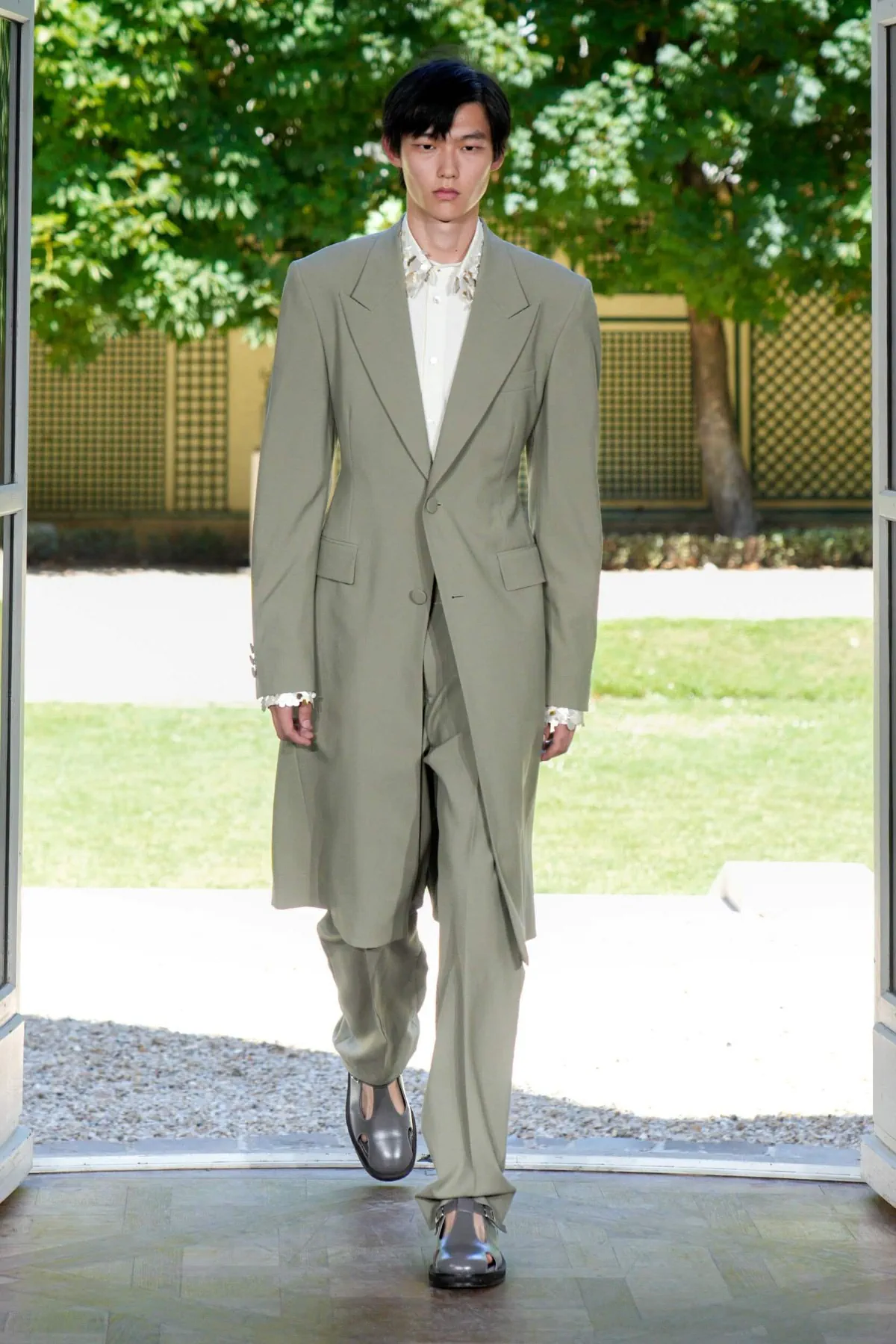 Printemps 2026 : WOOYOUNGMI réinvente la garde-robe masculine face aux canicules urbaines