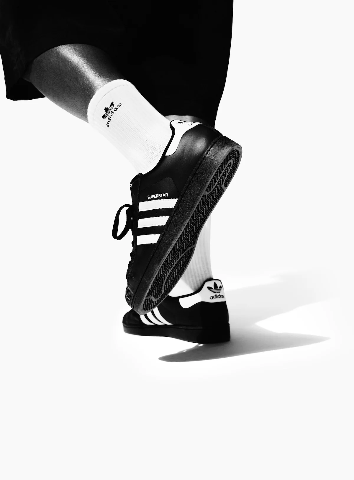 adidas Superstar Campaign 1 La campagne adidas Superstar réunit Samuel L. Jackson, Anthony Edwards et Jennie pour célébrer les icônes originales