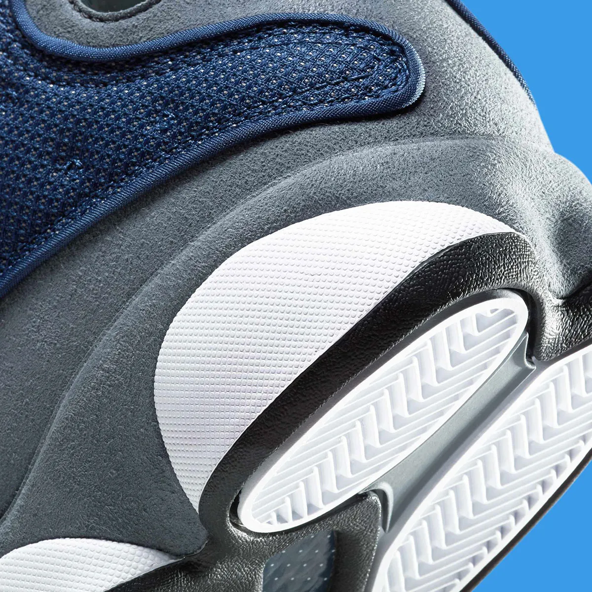 Air Jordan 13 Flint 2026 4 La Air Jordan 13 « Flint » signe son grand retour pour 2026
