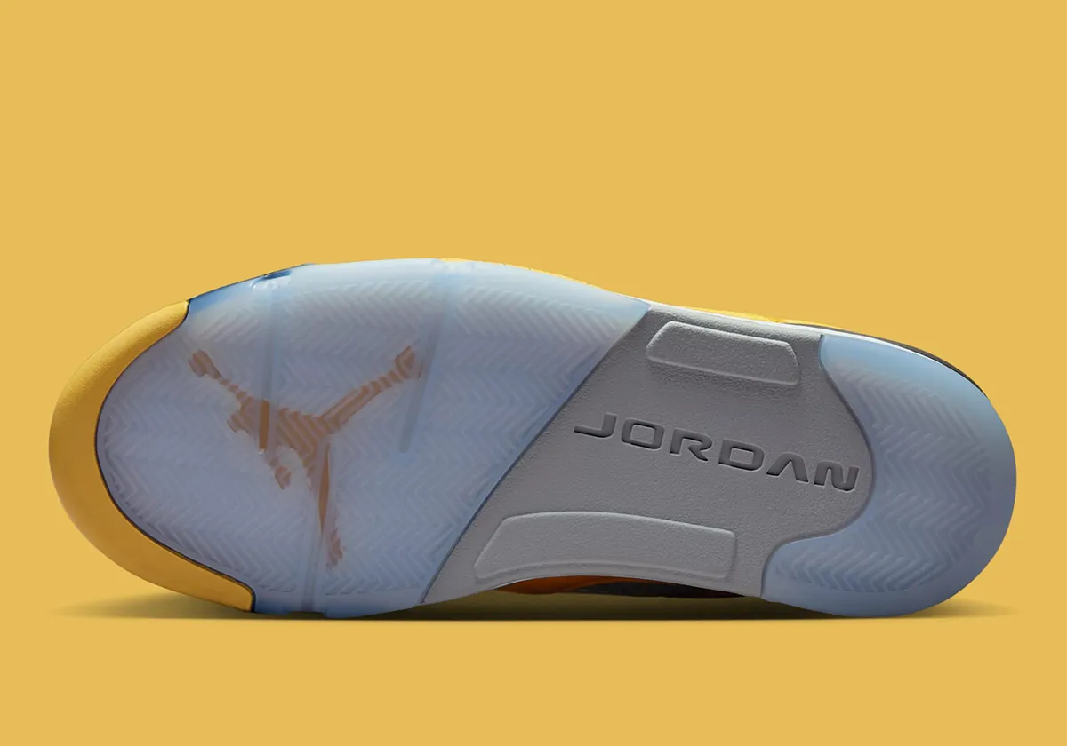 Air Jordan 5 Tokyo T23 5 La Air Jordan 5 « Tokyo T23 » revient enfin, après quatorze ans d'attente
