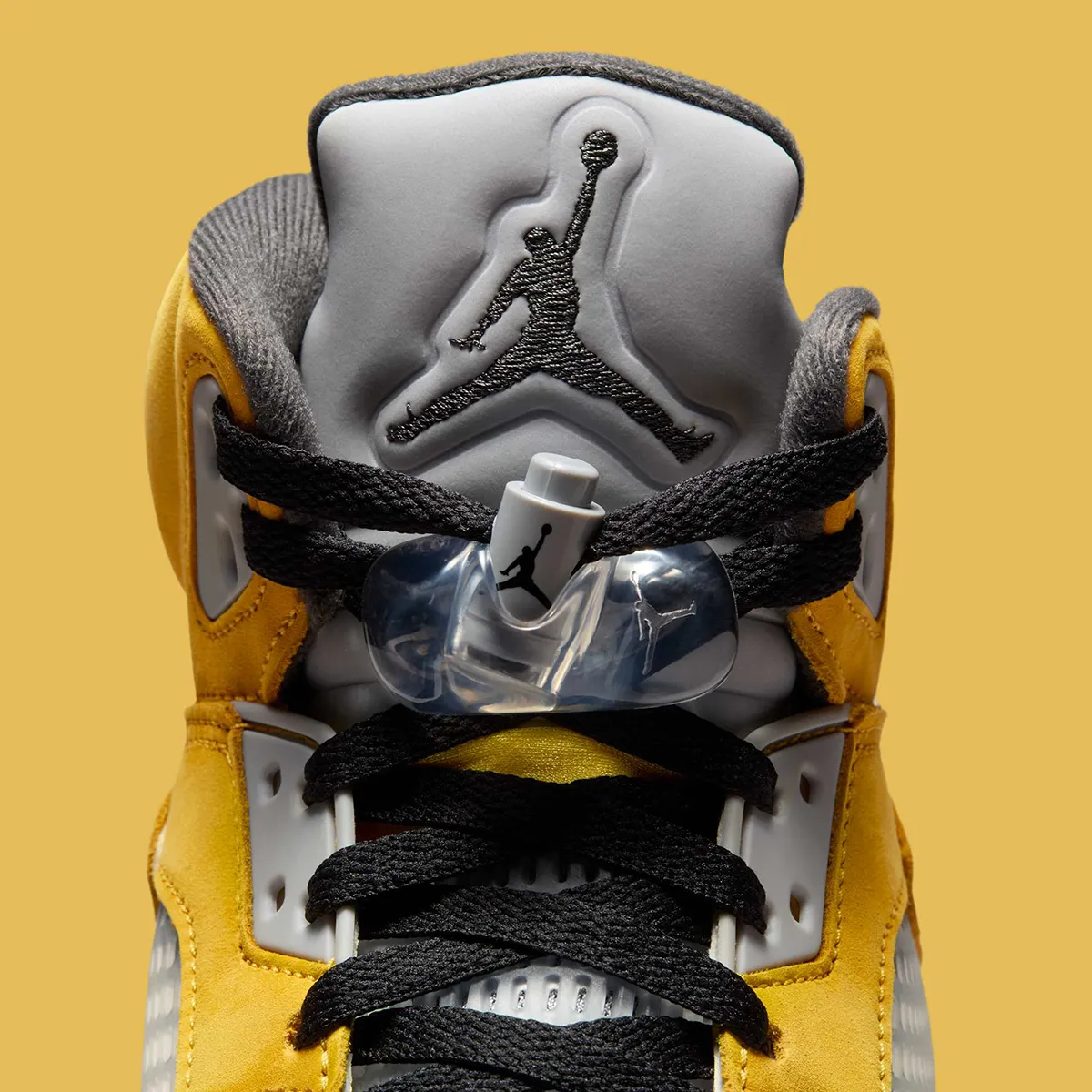 Air Jordan 5 Tokyo T23 7 La Air Jordan 5 « Tokyo T23 » revient enfin, après quatorze ans d'attente