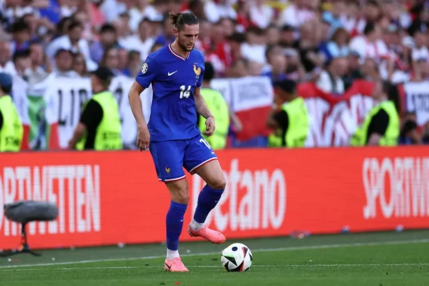 Adrien Rabiot, retenu en équipe de France pour les qualifications au Mondial 2026, fait couler beaucoup d’encre