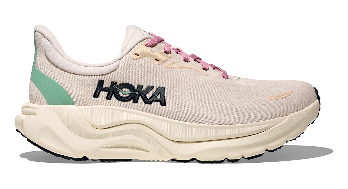 HOKA Arahi 8 2 La HOKA Arahi 8 révolutionne la course quotidienne grâce à sa technologie de stabilité repensée