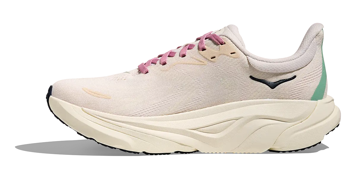 HOKA Arahi 8 6 La HOKA Arahi 8 révolutionne la course quotidienne grâce à sa technologie de stabilité repensée
