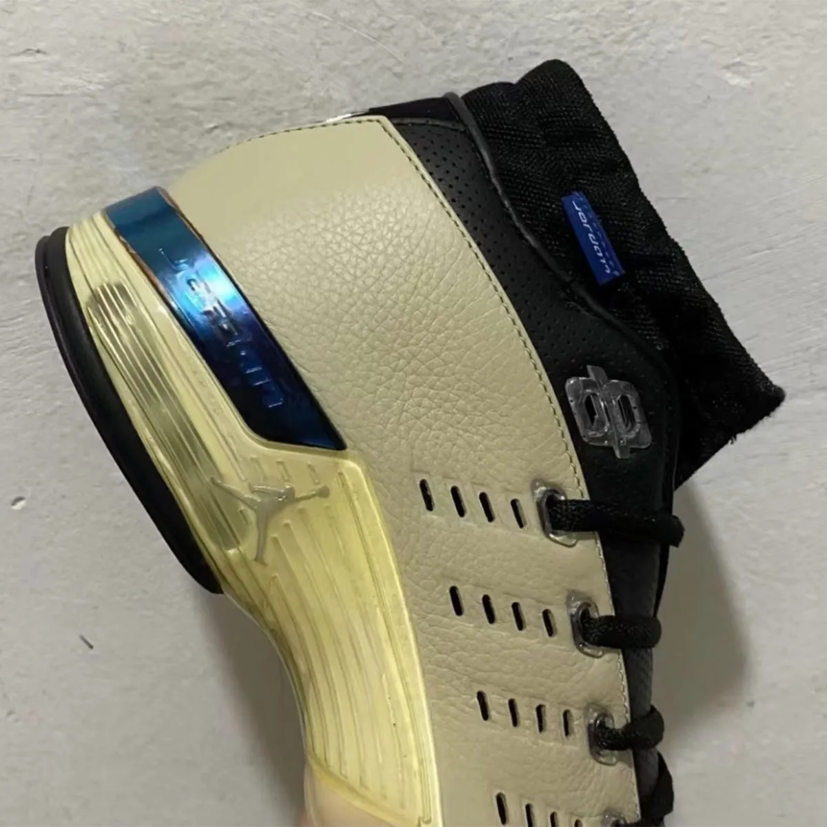 Infinite Archives x Air Jordan 17 Low 1 La collaboration Infinite Archives x Air Jordan 17 Low « Beach » arrive bientôt