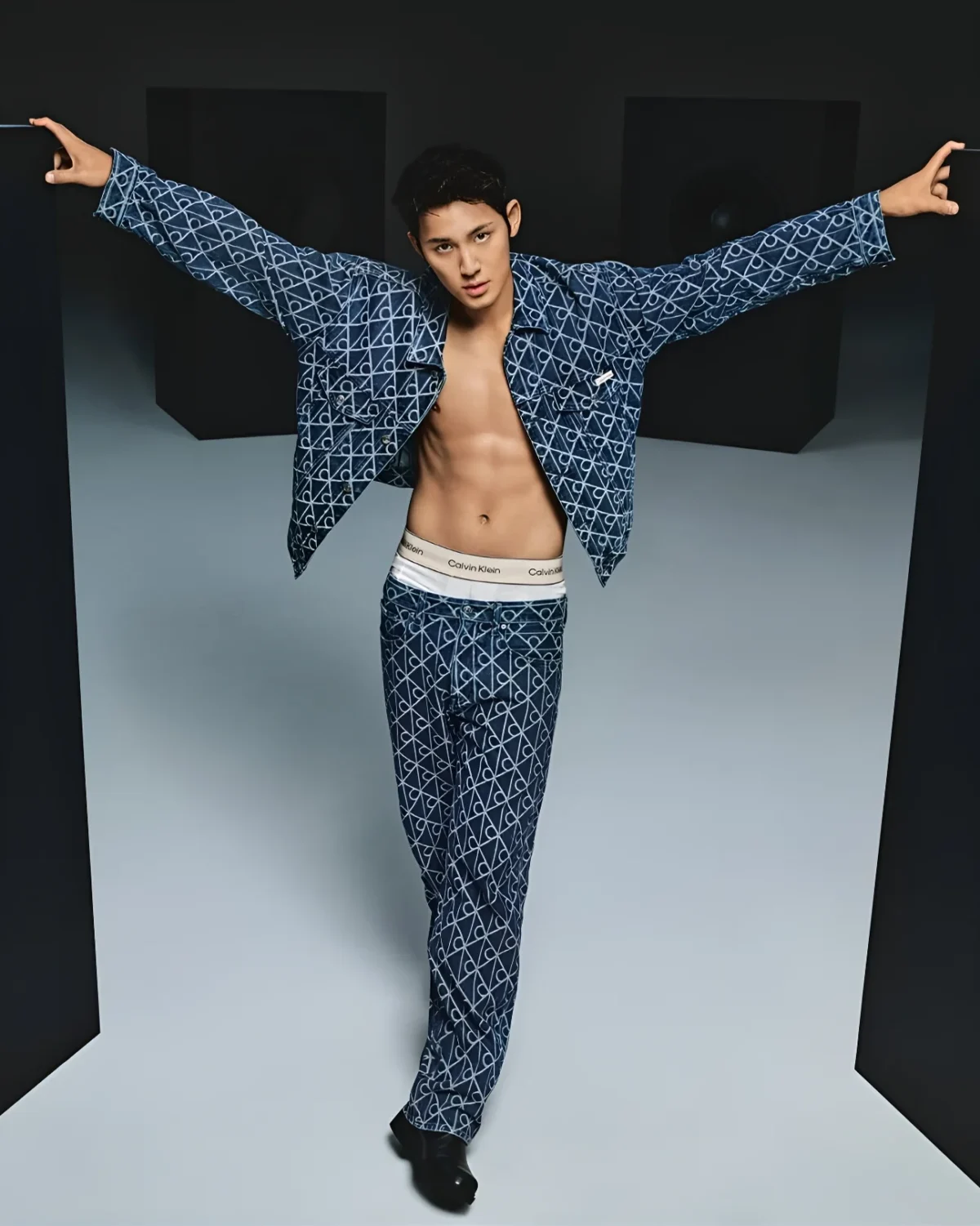 MINGYU x Calvin Klein Campagne Denim 0 MINGYU de SEVENTEEN est l'égérie de la nouvelle campagne denim automne 2025 de Calvin Klein