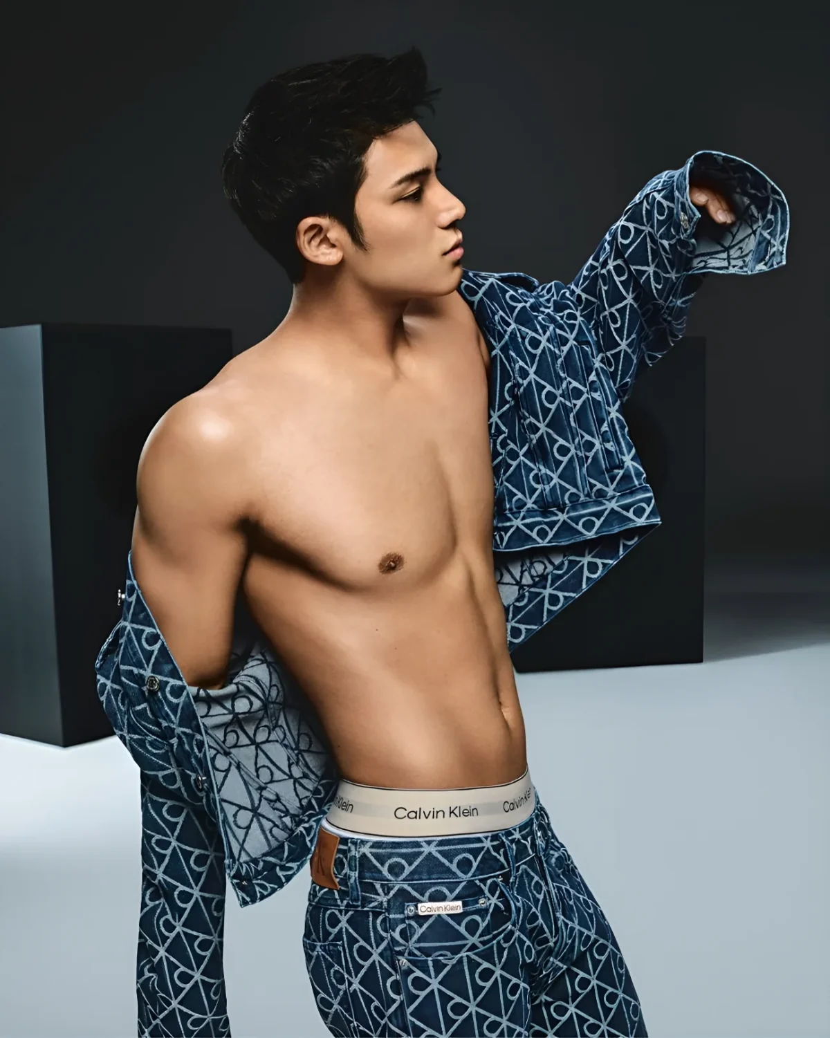 MINGYU x Calvin Klein Campagne Denim 1 MINGYU de SEVENTEEN est l'égérie de la nouvelle campagne denim automne 2025 de Calvin Klein