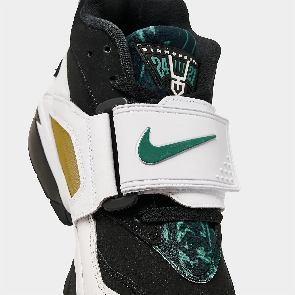Nike Air Diamond Turf Emerald 4 L'iconique Nike Air Diamond Turf « Emerald » fait son grand retour