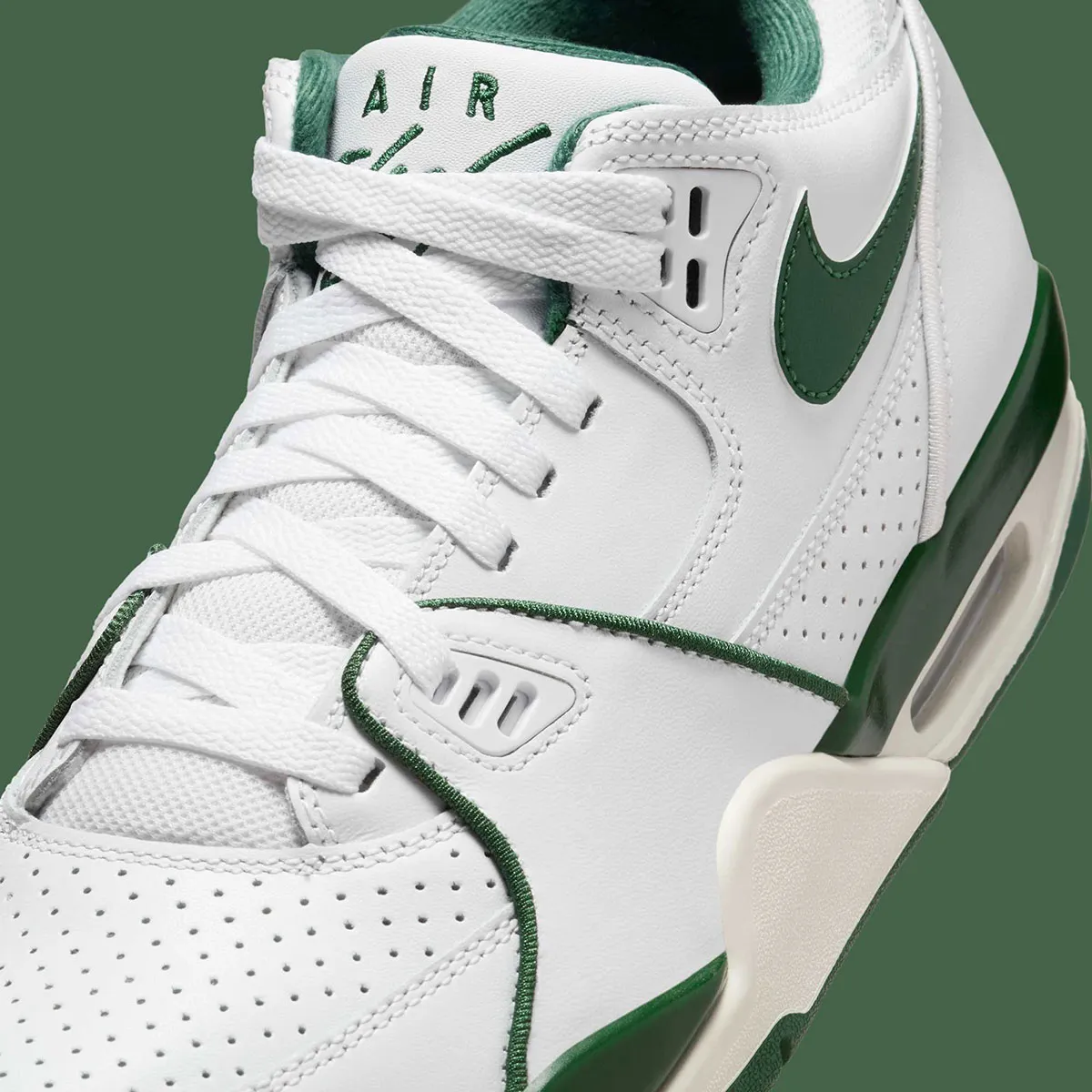 Nike Air Flight 89 Fall Green 6 La Nike Air Flight 89 Low revient avec sa formule verte un peu trop familière