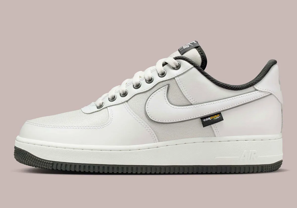 Nike Air Force 1 Cordura White Grey 2 La Nike Air Force 1 Cordura « White/Grey » se pare pour l'hiver 2025