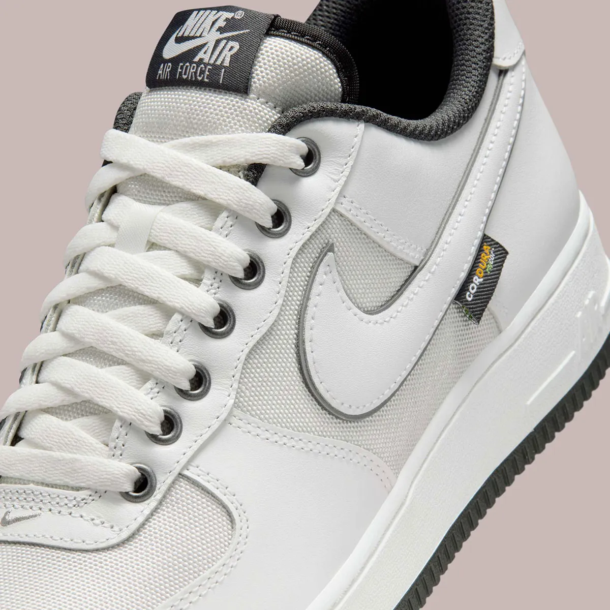 Nike Air Force 1 Cordura White Grey 5 La Nike Air Force 1 Cordura « White/Grey » se pare pour l'hiver 2025