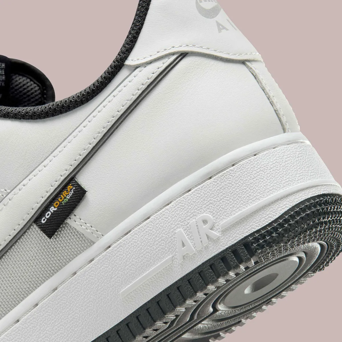 Nike Air Force 1 Cordura White Grey 6 La Nike Air Force 1 Cordura « White/Grey » se pare pour l'hiver 2025
