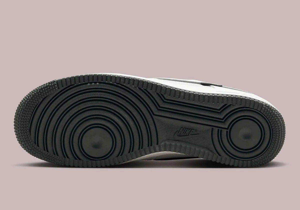 Nike Air Force 1 Cordura White Grey 7 La Nike Air Force 1 Cordura « White/Grey » se pare pour l'hiver 2025