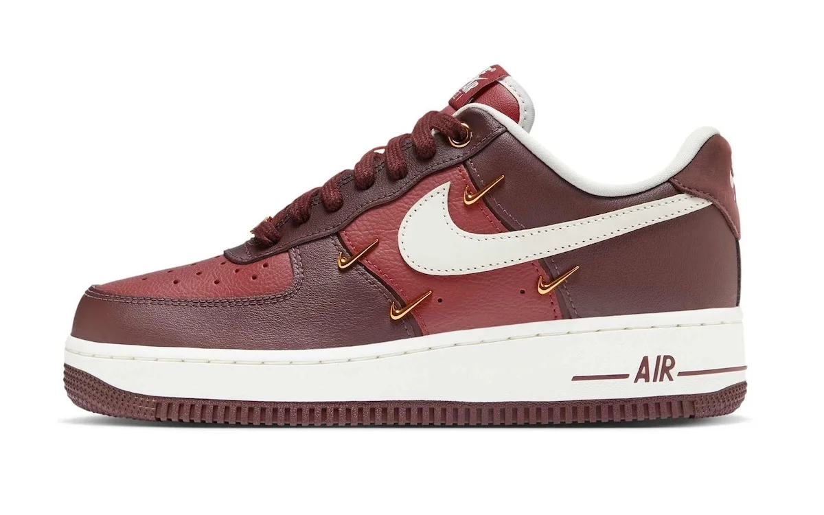 Nike Air Force 1 LX Team Red 2 La Nike Air Force 1 LX « Team Red » se prépare pour l'automne