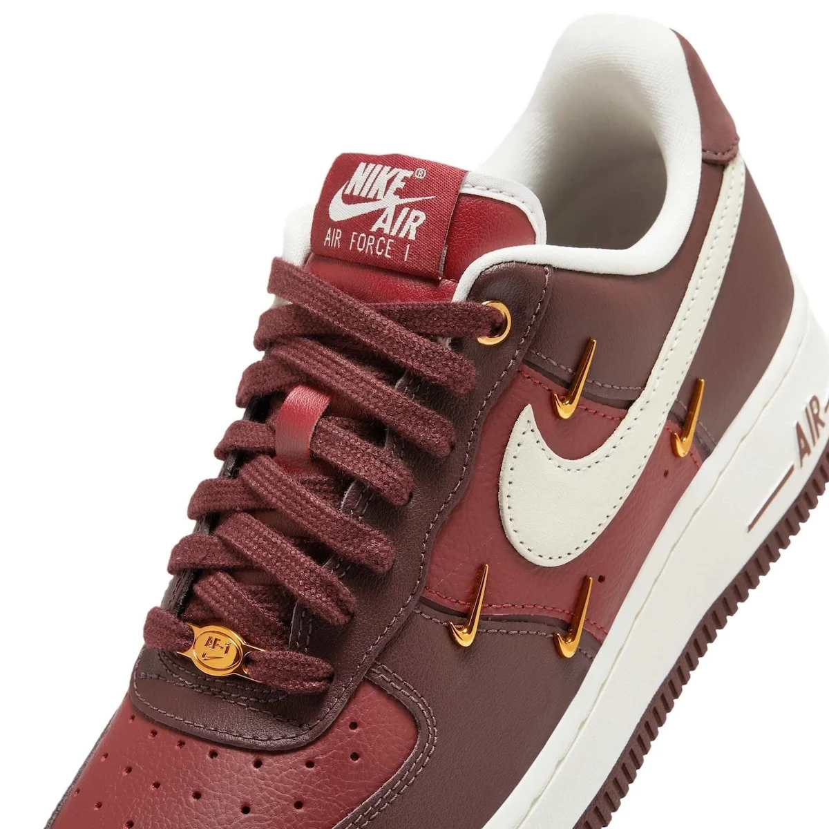 Nike Air Force 1 LX Team Red 6 La Nike Air Force 1 LX « Team Red » se prépare pour l'automne