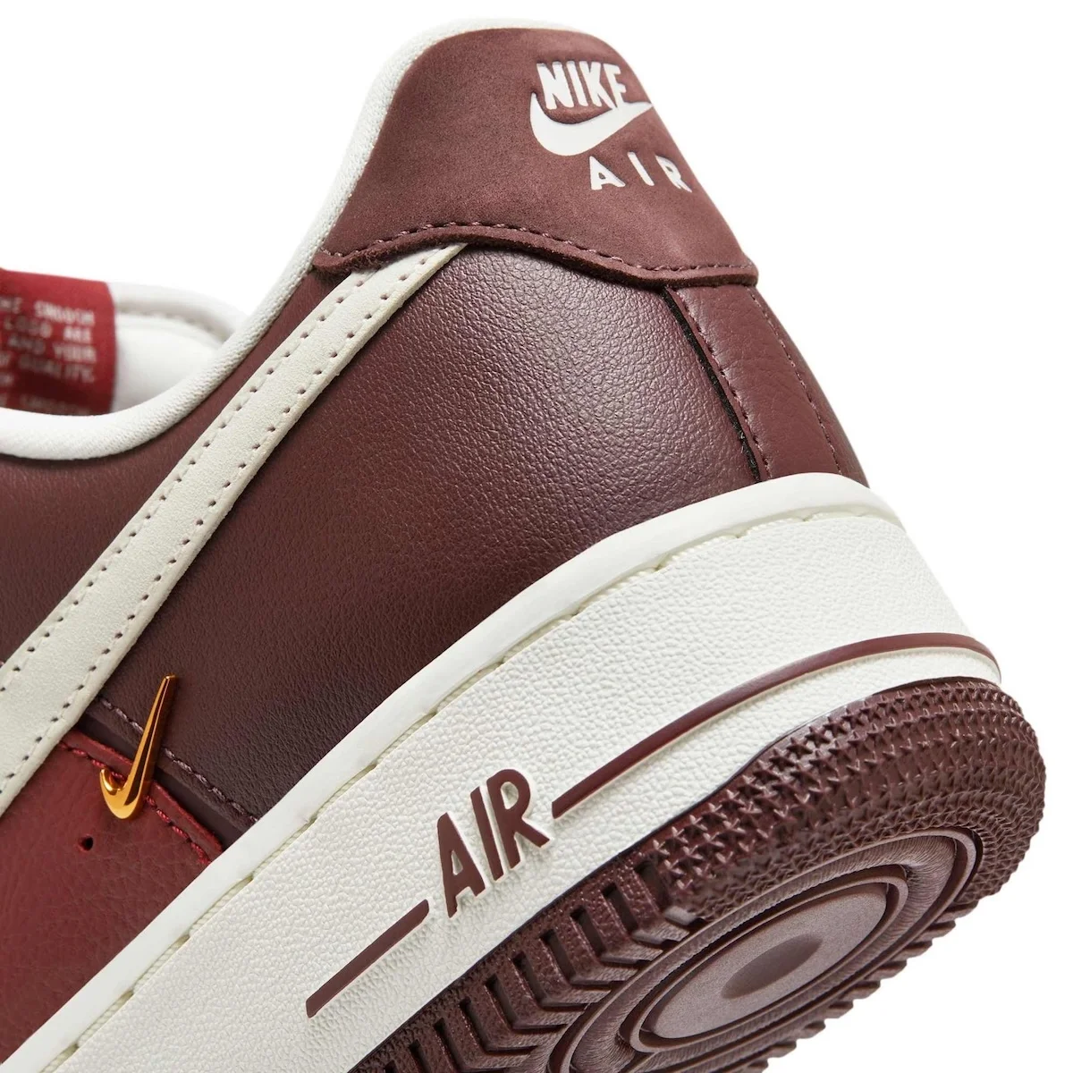Nike Air Force 1 LX Team Red 7 La Nike Air Force 1 LX « Team Red » se prépare pour l'automne