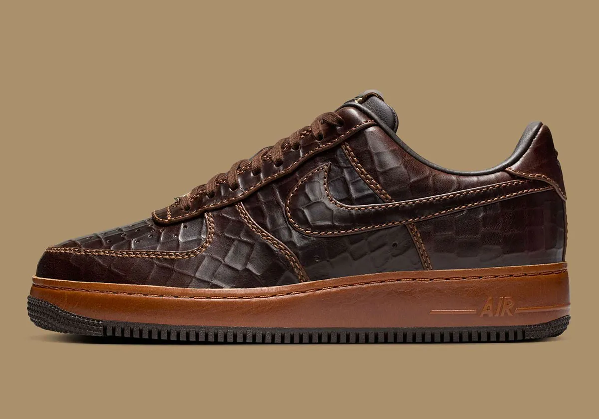 Nike Air Force 1 Low Brown Croc Skin Leather 1 La Nike Air Force 1 Low « Brown Croc Skin Leather » arbore une allure sophistiquée