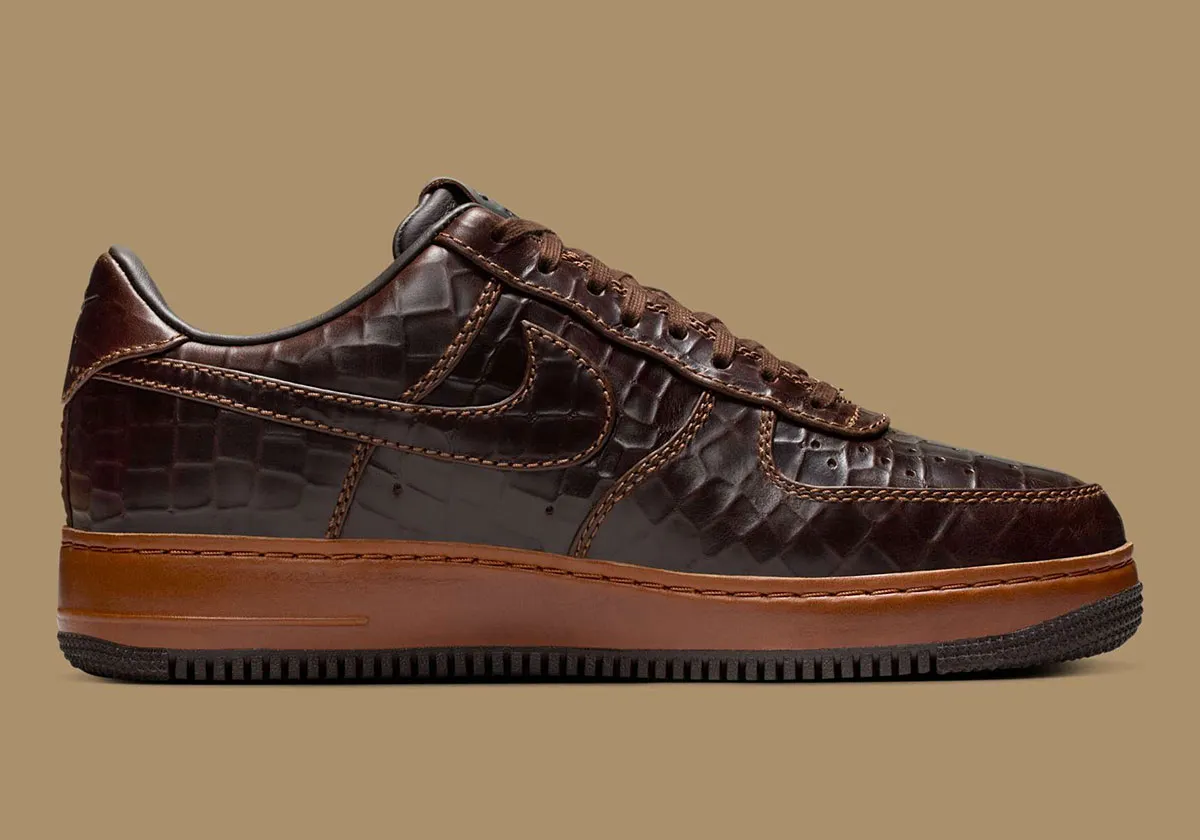 Nike Air Force 1 Low Brown Croc Skin Leather 3 La Nike Air Force 1 Low « Brown Croc Skin Leather » arbore une allure sophistiquée