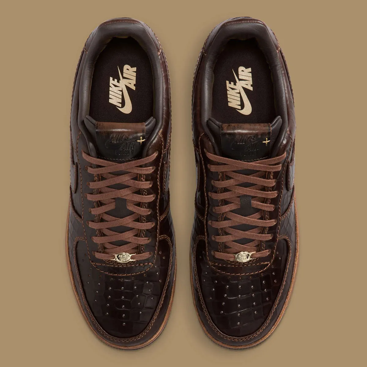 Nike Air Force 1 Low Brown Croc Skin Leather 4 La Nike Air Force 1 Low « Brown Croc Skin Leather » arbore une allure sophistiquée