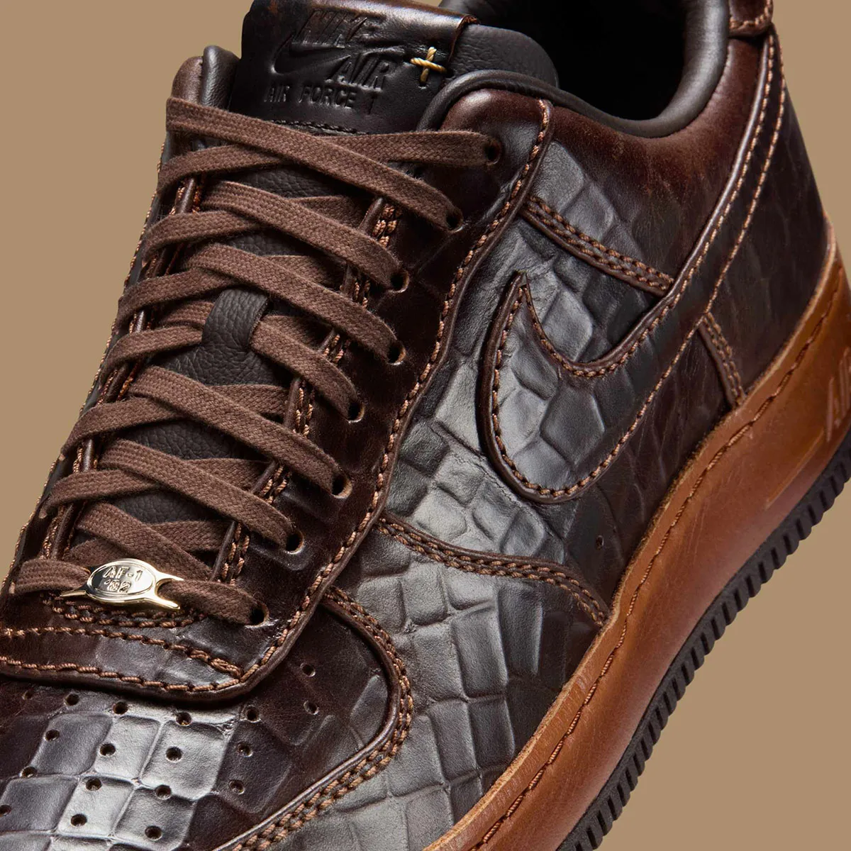 Nike Air Force 1 Low Brown Croc Skin Leather 5 La Nike Air Force 1 Low « Brown Croc Skin Leather » arbore une allure sophistiquée