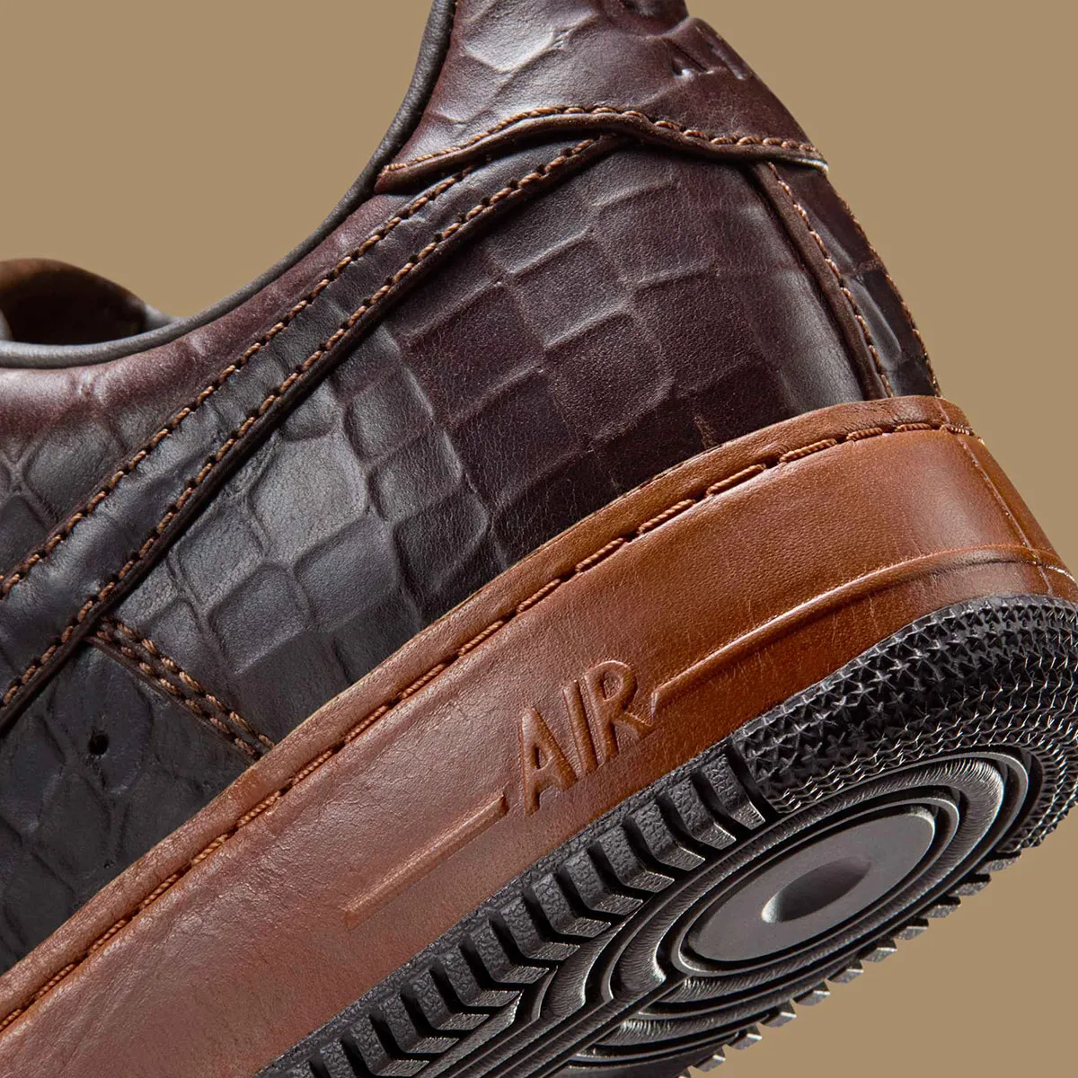 Nike Air Force 1 Low Brown Croc Skin Leather 6 La Nike Air Force 1 Low « Brown Croc Skin Leather » arbore une allure sophistiquée