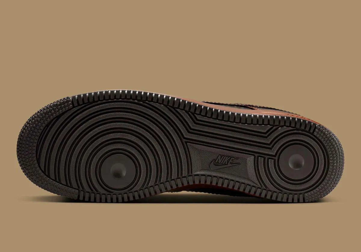 Nike Air Force 1 Low Brown Croc Skin Leather 7 La Nike Air Force 1 Low « Brown Croc Skin Leather » arbore une allure sophistiquée