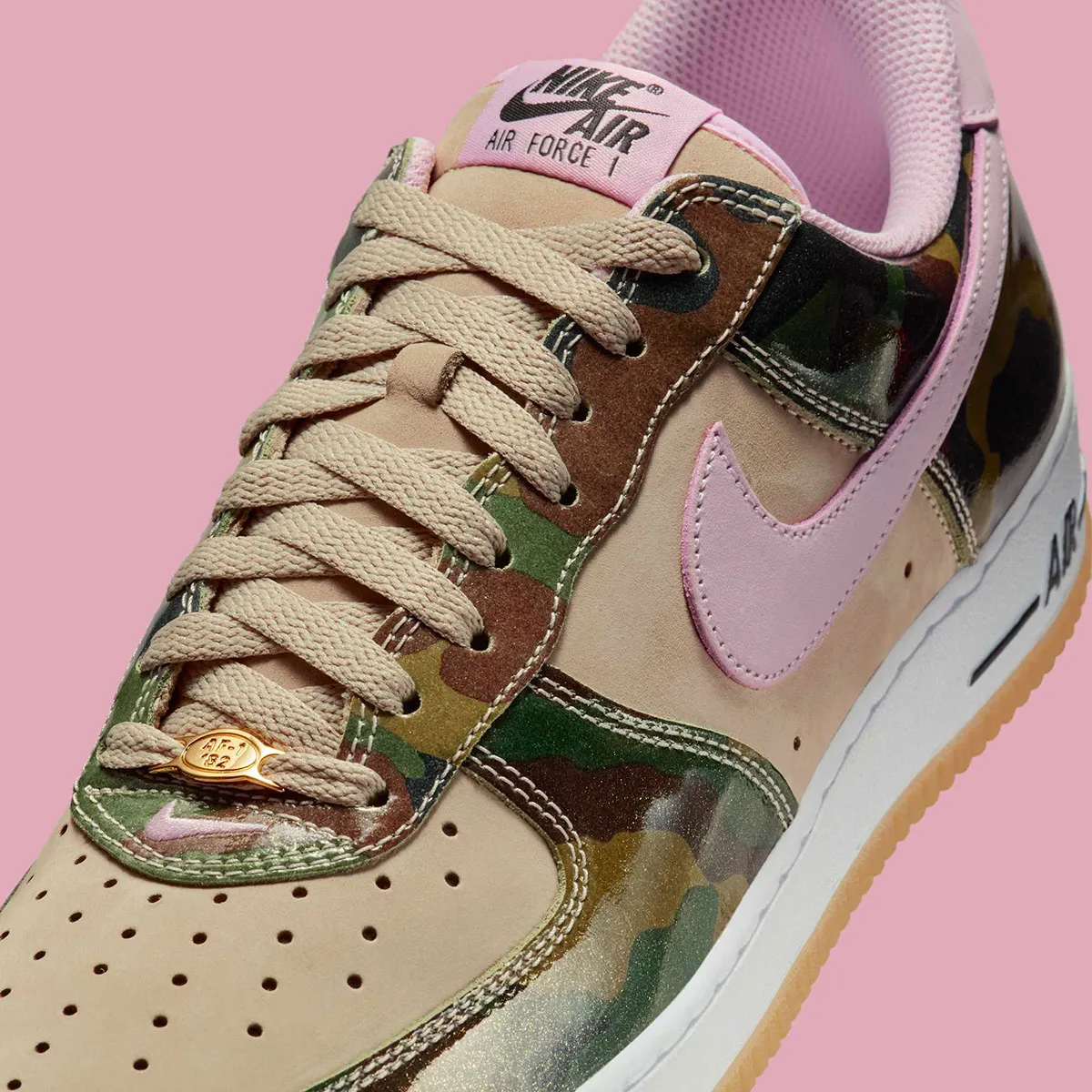 Nike Air Force 1 Low Patent Camo Pink 6 La surprenante Nike Air Force 1 Low « Patent Camo Pink » est d'ores et déjà disponible