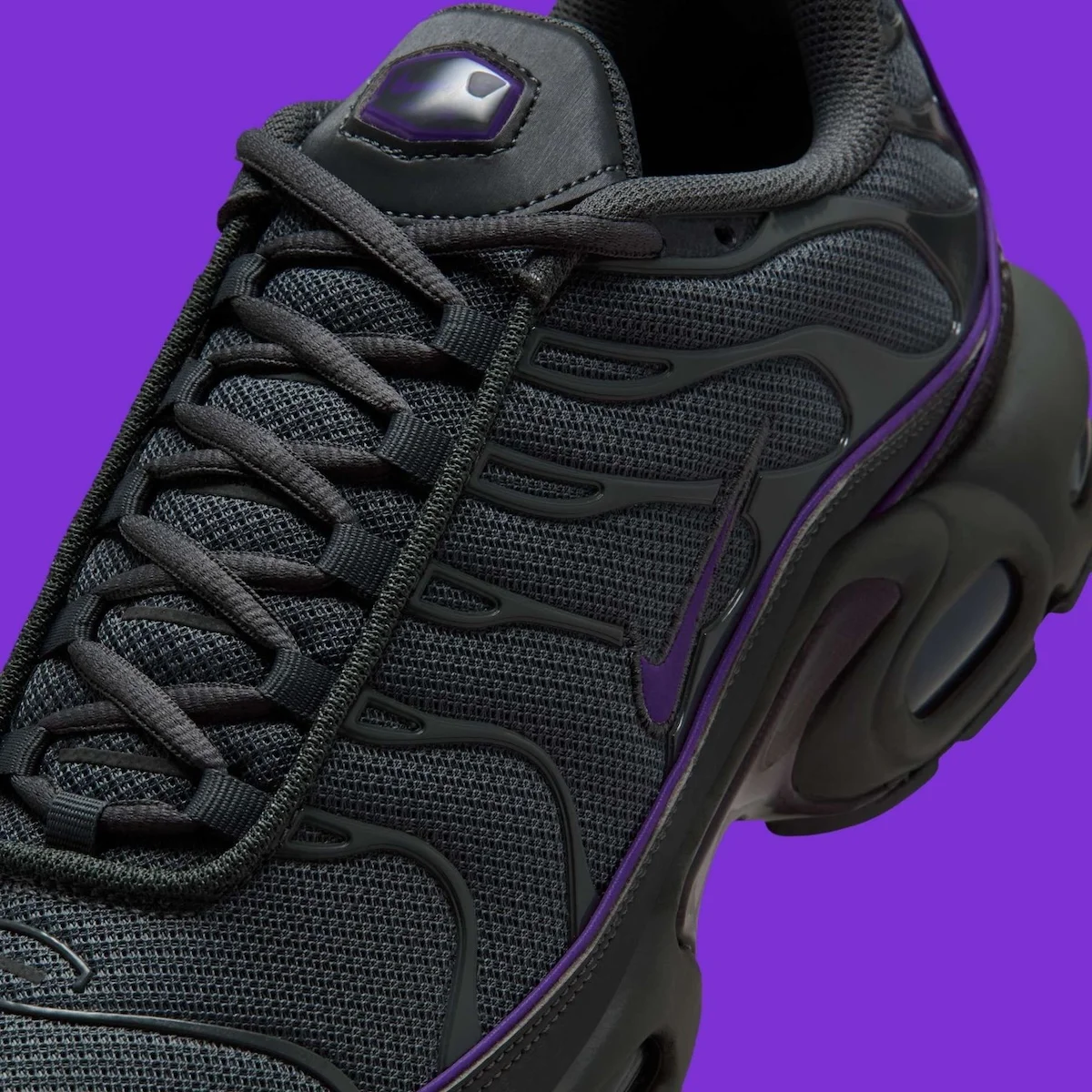 Nike Air Max Plus Iron Grey Wild Grape 6 La Nike Air Max Plus « Iron Grey/Wild Grape » se distingue par un design épuré
