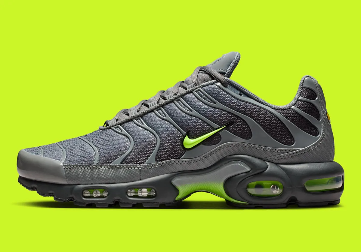 Nike Air Max Plus Volt 1 La Nike Air Max Plus « Volt » électrise la nouvelle saison