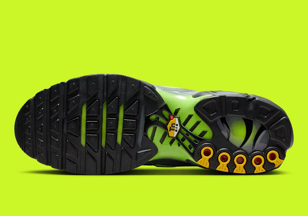 Nike Air Max Plus Volt 4 La Nike Air Max Plus « Volt » électrise la nouvelle saison