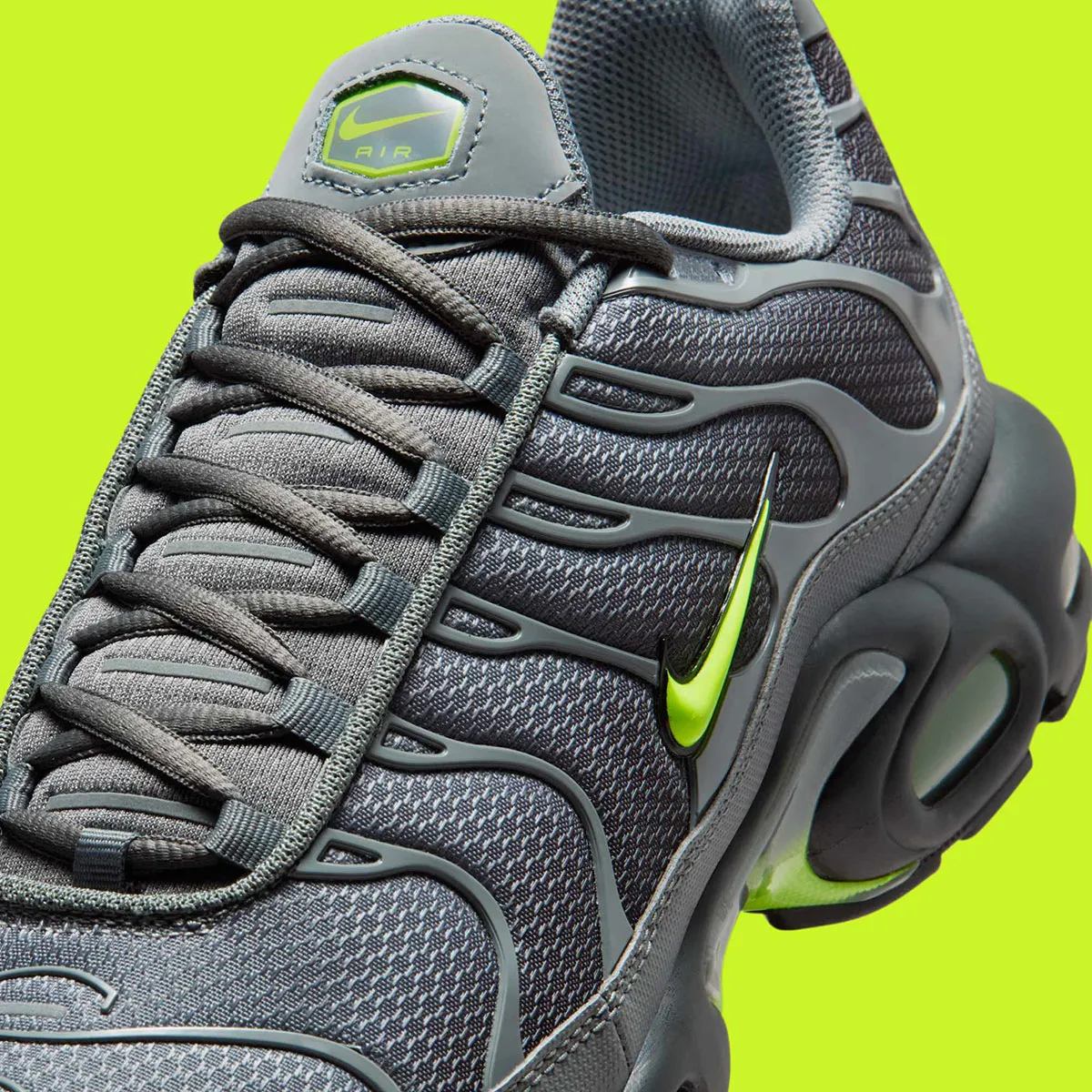 Nike Air Max Plus Volt 5 La Nike Air Max Plus « Volt » électrise la nouvelle saison
