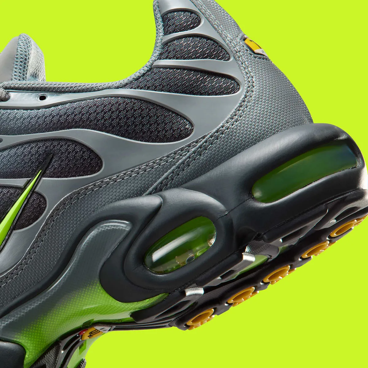 Nike Air Max Plus Volt 6 La Nike Air Max Plus « Volt » électrise la nouvelle saison
