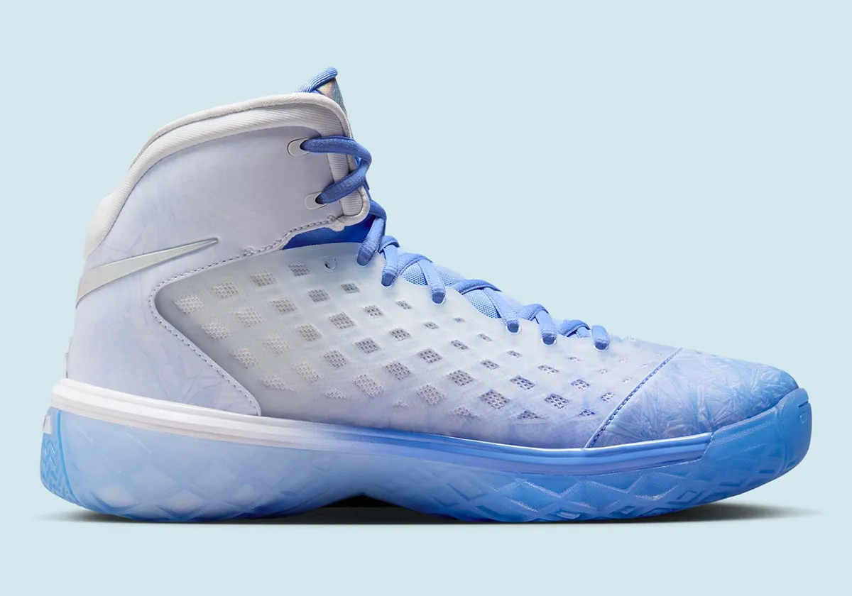 Nike Kobe 3 Protro Christmas 3 La Nike Kobe 3 Protro « Christmas » sera disponible pour les fêtes